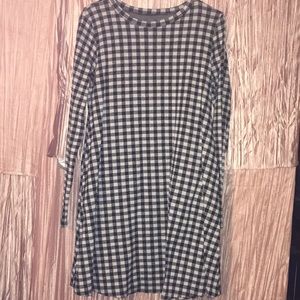 Black and white long sleeve shirt